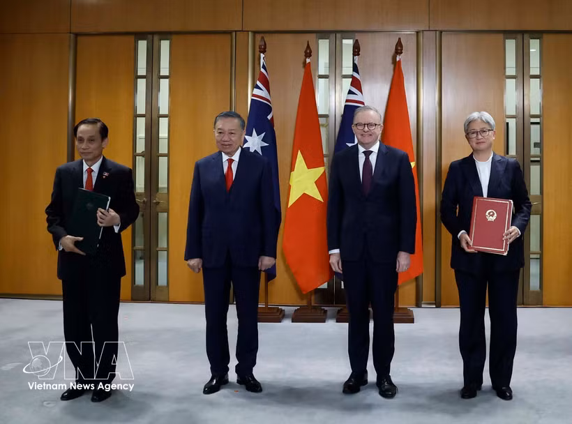 General Secretary of the Communist Party of Vietnam Central Committee and President To Lam (second, left) and Australian Prime Minister Anthony Albanese witness exchange of cooperation documents between the two countries. (Photo: VNA)