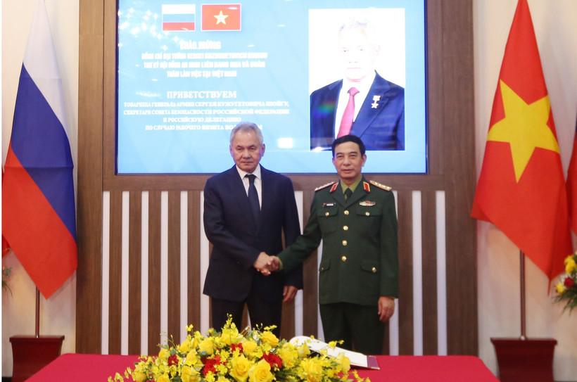 Minister of National Defence General Phan Van Giang (right) meets visiting Secretary of the Security Council of the Russian Federation Sergey Shoigu in Hanoi on December 10. (Photo: VNA)