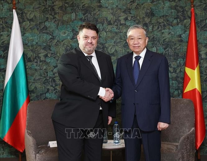 General Secretary of the Communist Party of Vietnam (CPV) Central Committee To Lam (right) and Chairman of the Bulgarian Socialist Party (BSP) Atanas Zafirov. (Photo: VNA)