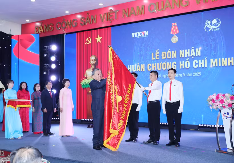 Party General Secretary To Lam pins the Ho Chi Minh Order onto the Vietnam News Agency’s flag at the ceremony on September 14. (Photo: VNA)