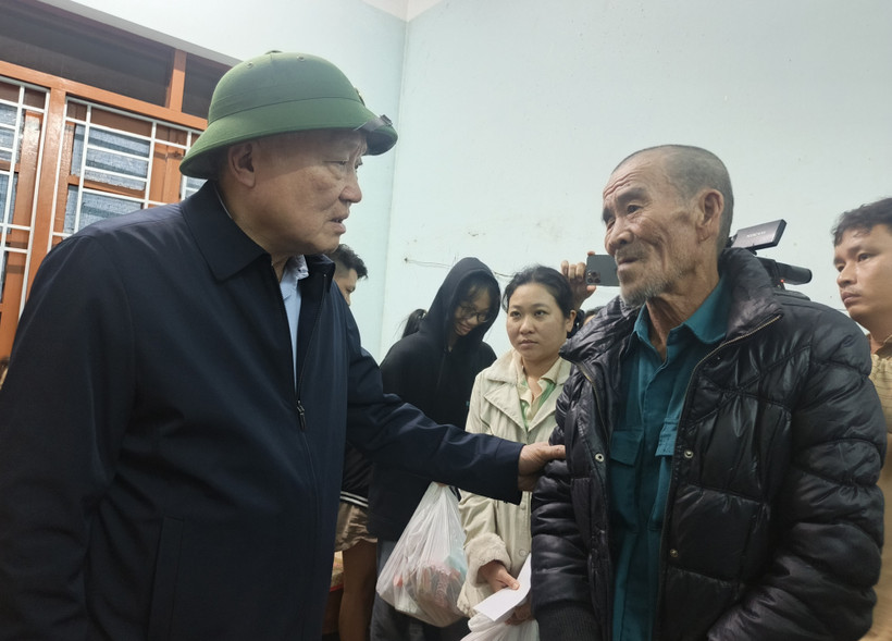 Standing Deputy Prime Minister Nguyen Hoa Binh visits residents in Dong Hoa ward in Dak Lak province, one of the areas hardest hit by the recent floods. (Photo: VNA)