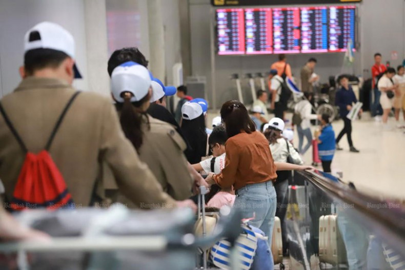 Tourists arrive at Suvarnabhumi airport. (Photo: Bangkok Post)