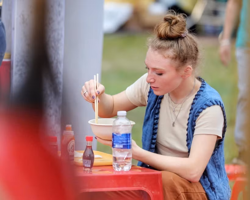 A foreign visitor enjoys pho at the festival. (Photo: VNA)