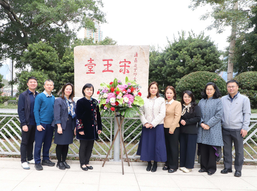 Officials and staff of the Consulate General of Vietnam in Hong Kong (China), led by Consul General Le Duc Hanh, together with representatives of some Vietnamese agencies and businesses operating in Hong Kong, lay flowers at the Sung Wong Toi monument. (Photo: VNA)