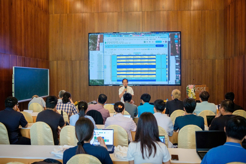 The two-week programme gathers nearly 40 scientists, young researchers, PhD students, engineers, technicians, and students from five countries. (Photo: VNA)