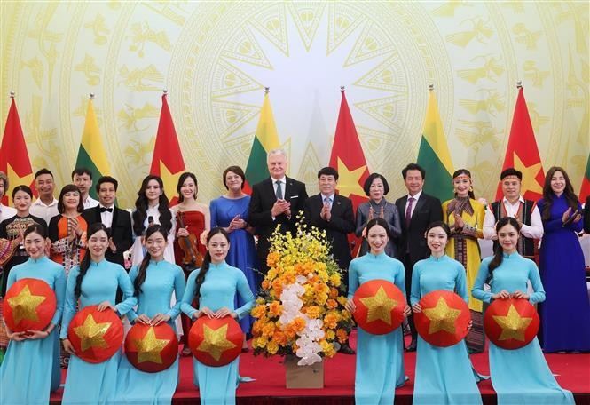 State President Luong Cuong (second row, sixth from right) and Lithuanian President Gitanas Nausėda (second row, seventh from right), along with their spouses, in a group photo with Vietnamese artists. (Source: VNA)