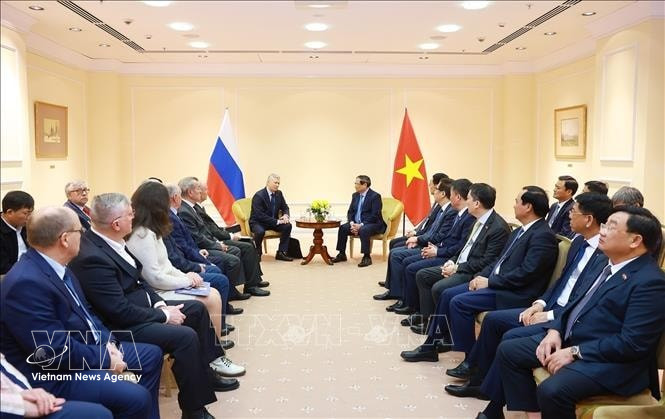 Prime Minister Pham Minh Chinh meets with President of the Russia–Vietnam Friendship Association (RVFA) Vladimir Petrovich Buyanov, and Nikolay Nikolaevich Kolesnik, Chairman of the Russian War Veterans' Association (RWVA), who had fought in Vietnam, in Moscow on March 25 (Photo: VNA)