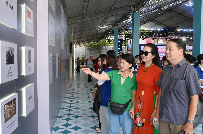 Visitors at the exhibition in Ho Chi Minh City. (Photo: VNA)