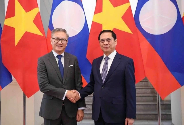 Deputy Prime Minister and Minister of Foreign Affairs Bui Thanh Son holds talks with Lao Minister of Foreign Affairs Thongsavanh Phomvihane in Hanoi on February 14. (Photo: VNA)