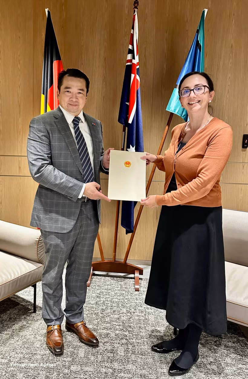 Vietnamese Consul General in Perth Pham Hai Anh (L) meets with Pamela Currie, Director of the Western Australia Office of Australia's Department of Foreign Affairs and Trade (DFAT), in Perth on June 4 (Photo: VNA)