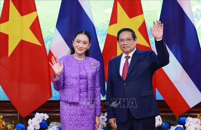 Vietnamese Prime Minister Pham Minh Chinh (right) and Thai Prime Minister Paetongtarn Shinawatra in Hanoi on May 16. (Photo: VNA)