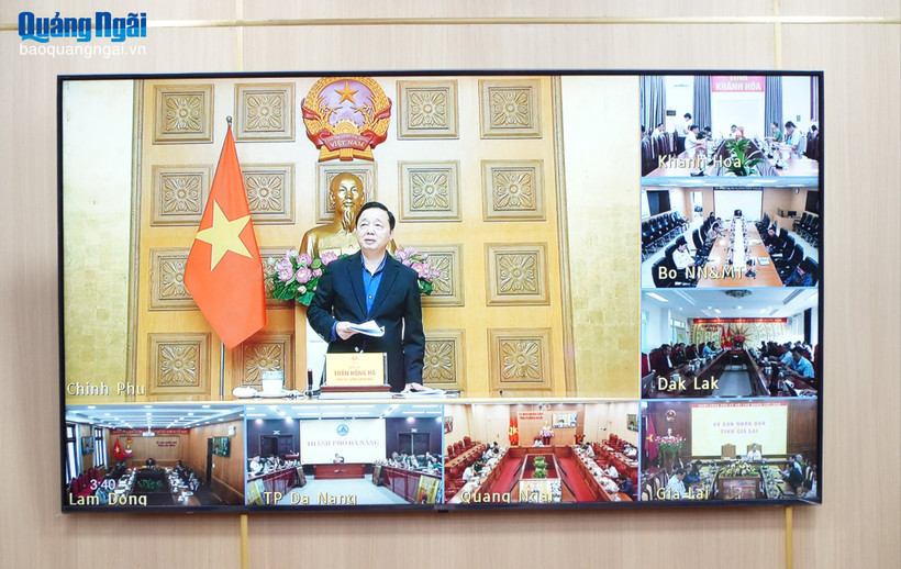 Deputy Prime Minister Tran Hong Ha speaks at the online meeting with leaders of provinces and cities regarding emergency response efforts to the 15th storm. (Photo: VNA)