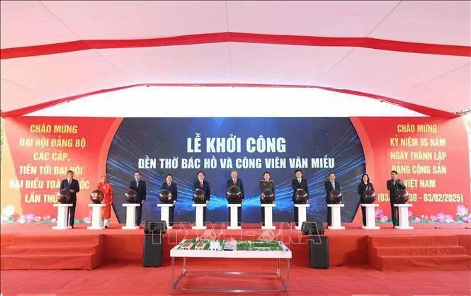 Party General Secretary To Lam (centre) and officials press the button to launch the construction of the Ho Chi Minh Temple and Van Mieu park in Bac Ninh city. (Photo: VNA)