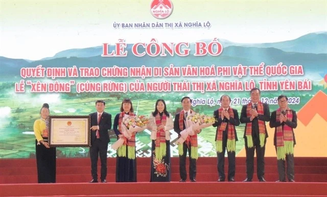 A ceremony to grant the national intangible cultural heritage recognition to the Xen Dong festival, known as the forest worship ritual, of the Thai in Nghia Lo town takes place in Lai Chau on December 21. (Photo: VNA)