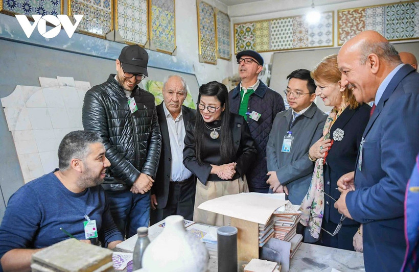 Le Thi Bich Tran, Prime Minister Pham Minh Chinh’s spouse, is briefed on the centre's activities and the daily lives of the children there. (Photo: VNA)