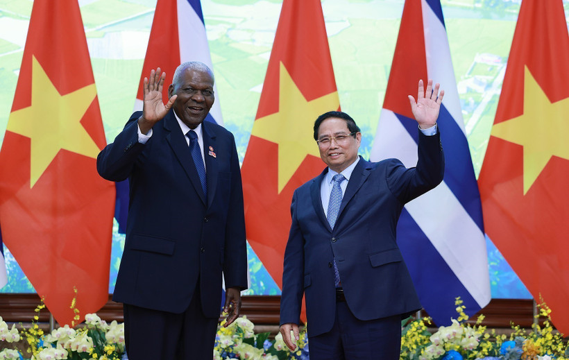 Prime Minister Pham Minh Chinh (right) and President of the National Assembly of People’s Power and President of the Council of State of Cuba Esteban Lazo Hernández (Photo: VNA)