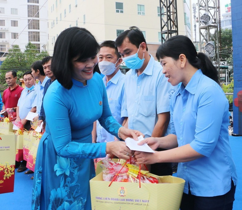 Tet gifts are presented to workers facing hardship ahead of the Lunar New Year (Photo: VNA)