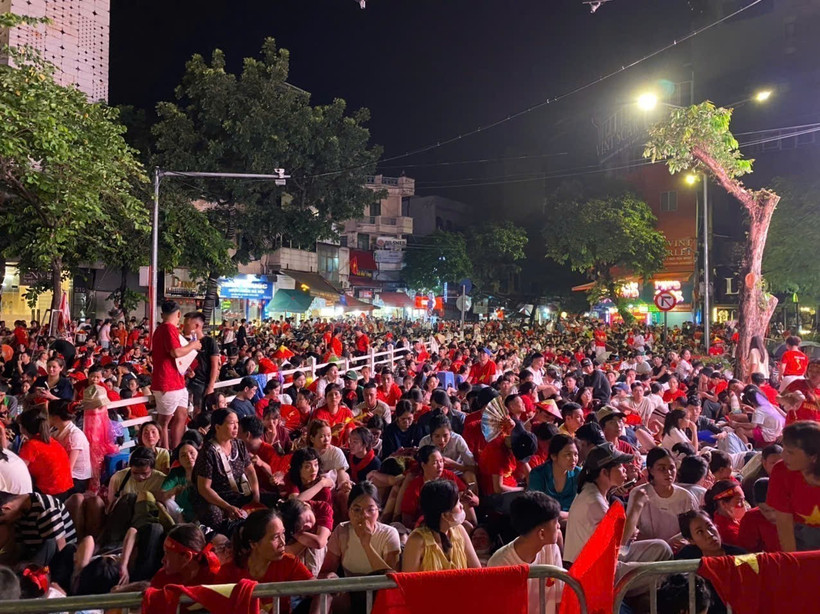 Residents stay up through the night awaiting National Day parade. (Photo: VNA)