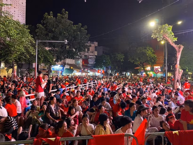 Residents stay up through the night awaiting National Day parade. (Photo: VNA)