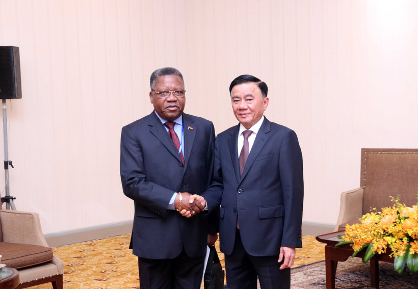 Tran Cam Tu (right), Politburo member and permanent member of the Party Central Committee’s Secretariat, hosts a delegation from the ruling People's Movement for the Liberation of Angola (MPLA) in Ho Chi Minh City on April 29. (Photo: VNA)