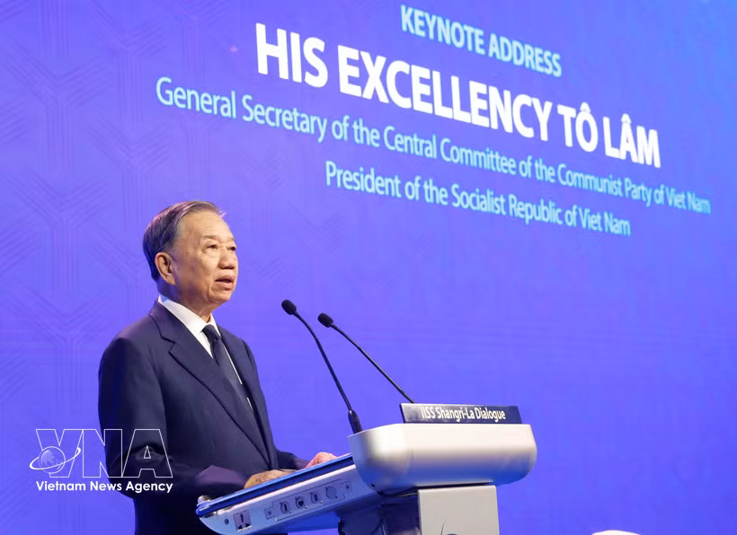General Secretary of the Communist Party of Vietnam Central Committee and State President To Lam delivers a keynote address at the 23rd Shangri-La Dialogue in Singapore and responds to questions from delegates. (Photo: VNA)