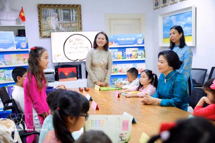 Ngo Phuong Ly, spouse of General Secretary of the Communist Party of Vietnam Central Committee and State President To Lam, visits the Lac Hong Vietnamese language class in Singapore. (Photo: VNA)