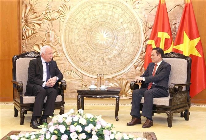 At the meeting between Secretary of the Party Central Committee and head of its Commission for External Relations Le Hoai Trung (right) and Special Envoy of the President and Advisor for International Affairs of Palestine Riad Malki in Hanoi on December 25. (Photo: VNA)