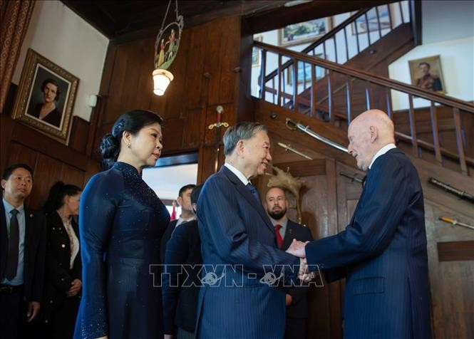 General Secretary of the Communist Party of Vietnam (CPV) Central Committee To Lam and his spouse Ngo Phuong Ly meet with former King Simeon Saxe-Coburg-Gotha, who served as Bulgaria’s Prime Minister from July 2001 to August 2005. (Photo: VNA)