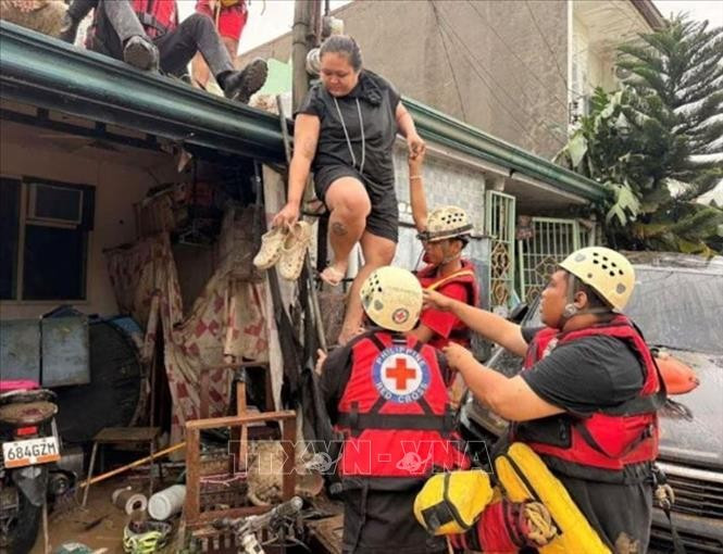 Philippine Red Cross workers rescue residents stranded in heavy rains triggered by Typhoon Kalmaegi in Talamban, Cebu city, on November 4, 2025. (Photo: REUTERS/VNA)