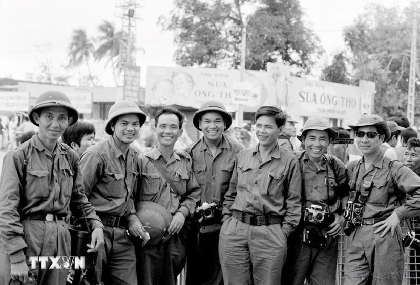 Liberation Press Agency and Vietnam Thong tan xa (VNTTX) reporters covering the Ho Chi Minh Campaign, April 1975 (Photo: VNA) 