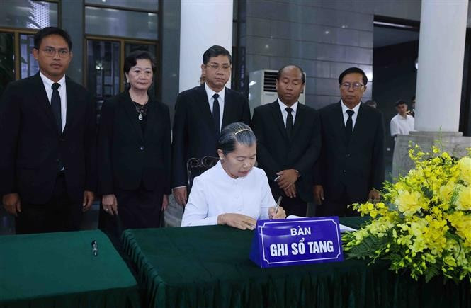 Men Sam An, Vice President of the Cambodian People's Party (CPP), President of the National Council of the Solidarity Front for the Development of Cambodia Motherland (SFDCM), and Chairwoman of the Cambodia – Vietnam Friendship Association, writes in the condolence book for former State President Tran Duc Luong. (Photo: VNA)