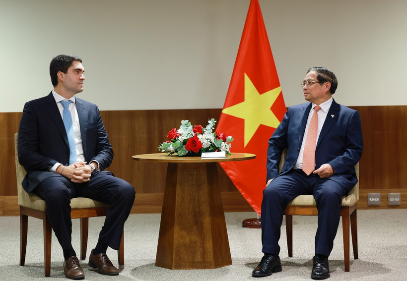 Prime Minister Pham Minh Chinh meets a representative of Vale, a multinational group specialising in metals, mining, and logistics, in Brazil's Rio de Janeiro city on July 7 (local time). (Photo: VNA)