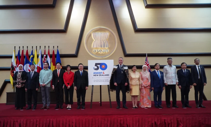 Delegates at the ceremony pose for a group. photo. (Source: VNA)