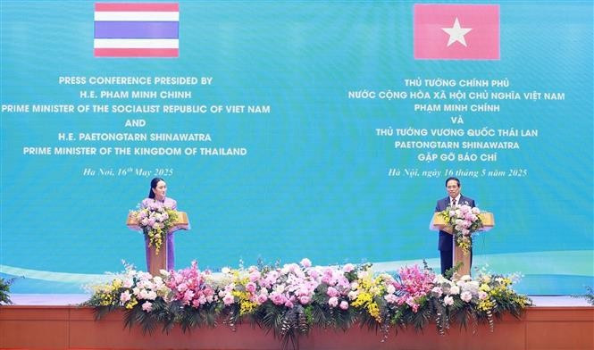 Prime Minister Pham Minh Chinh (right) and his Thai counterpart Paetongtarn Shinawatra announce the elevation of Vietnam-Thailand relations to a comprehensive strategic partnership at a press conference in Hanoi on May 16. (Photo: VNA)