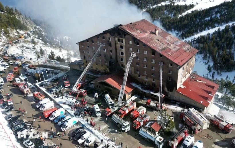 The fire broke out at the Kartalkaya ski resort in Bolu province on early January 21 morning, resulting in numerous fatalities and injuries. (Photo: Xinhua/VNA)