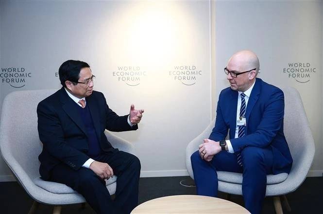 Prime Minister Pham Minh Chinh (left) and his Liechtenstein counterpart Daniel Risch at their meeting in Davos on January 22. (Photo: VNA)