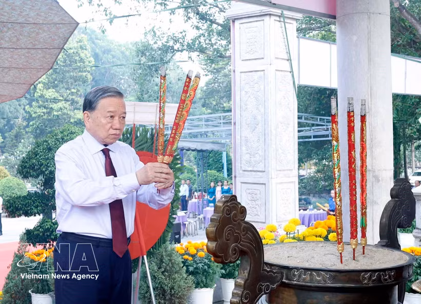 Party General Secretary and State President To Lam offers incense at Hill 82 Tan Bien Martyrs’ Cemetery in Tay Ninh province. (Photo: VNA)