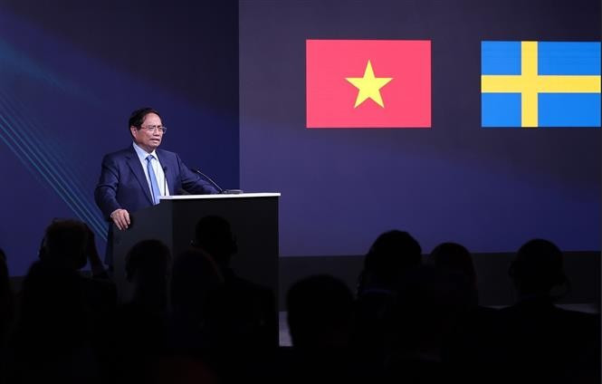 Prime Minister Pham Minh Chinh speaks at the Vietnam-Sweden Business Forum in Stockholm on June 12 (local time). (Photo: VNA)