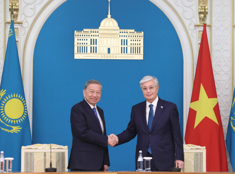 General Secretary of the Communist Party of Vietnam Central Committee To Lam (left) and President of Kazakhstan Kassym-Jomart Tokayev adopt a joint statement on the establishment of the Vietnam-Kazakhstan Strategic Partnership. (Photo: VNA)