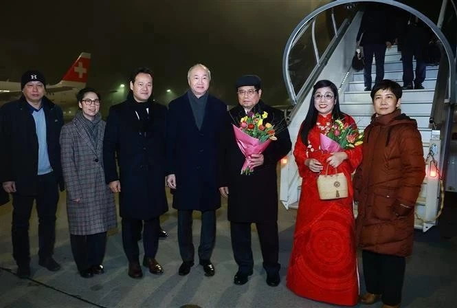 Prime Minister Pham Minh Chinh, his spouse, and a high-ranking delegation of Vietnam land at Zurich Airport on January 20 night (local time). (Photo: VNA)