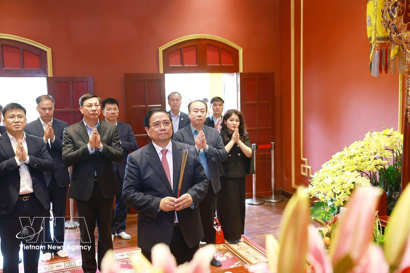 Prime Minister Pham Minh Chinh offers incense at Kinh Thien Palace, part of the Thang Long Imperial Citadel in Ha Noi. (Photo: VNA)