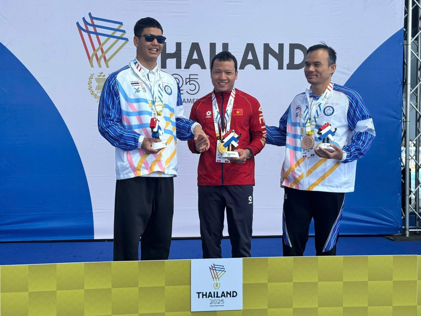 In the men’s 50m breaststroke SB11 event, Nguyen Van Hanh touches home first to claim a gold medal with a time of 36.37 seconds. (Photo: VNA)