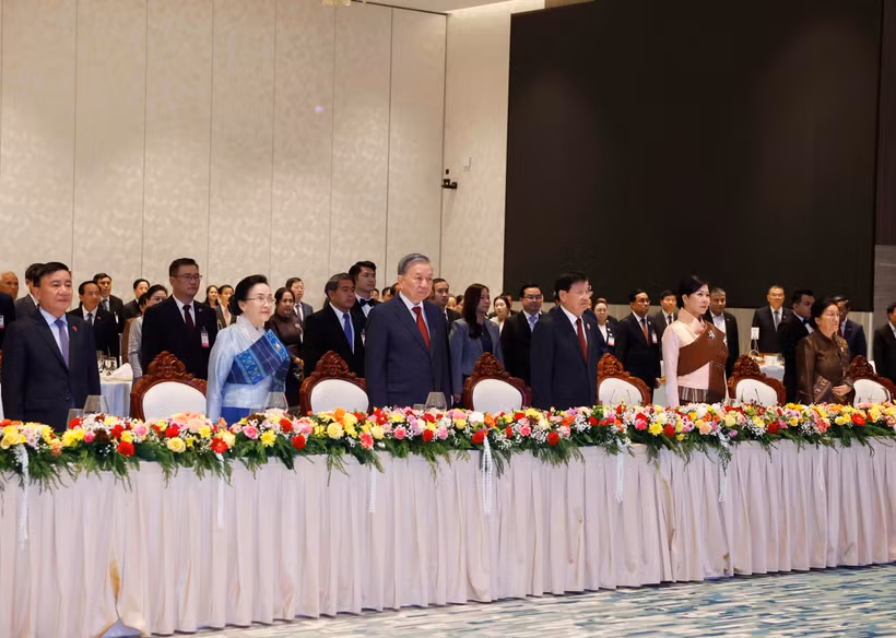 General Secretary of the Communist Party of Vietnam (CPV) Central Committee To Lam and his spouse, together with General Secretary of the Lao People’s Revolutionary Party (LPRP) and President of Laos and his spouse, join delegates in the flag-raising ceremony. (Photo: VNA)