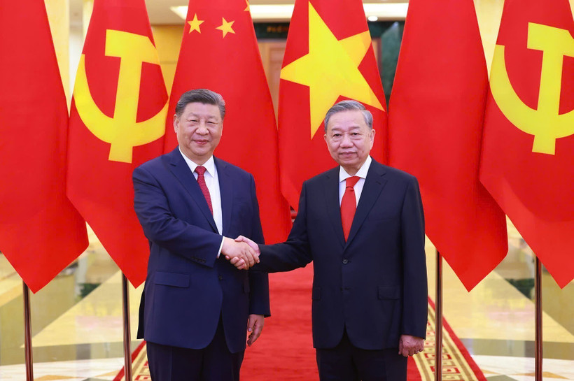 General Secretary of the Communist Party of Vietnam (CPV) Central Committee To Lam (right) and General Secretary of the Communist Party of China (CPC) Central Committee and President of China Xi Jinping. (Photo: VNA)