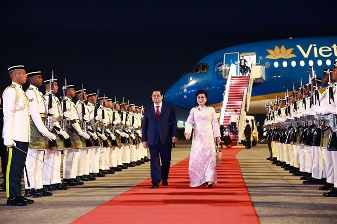 Prime Minister Pham Minh Chinh and his spouse arrive in Malaysia on May 24 night. (Photo: VNA)