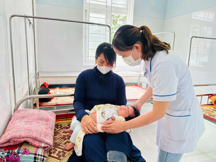 A kid receives health checkup after vaccination. (Photo: VNA)