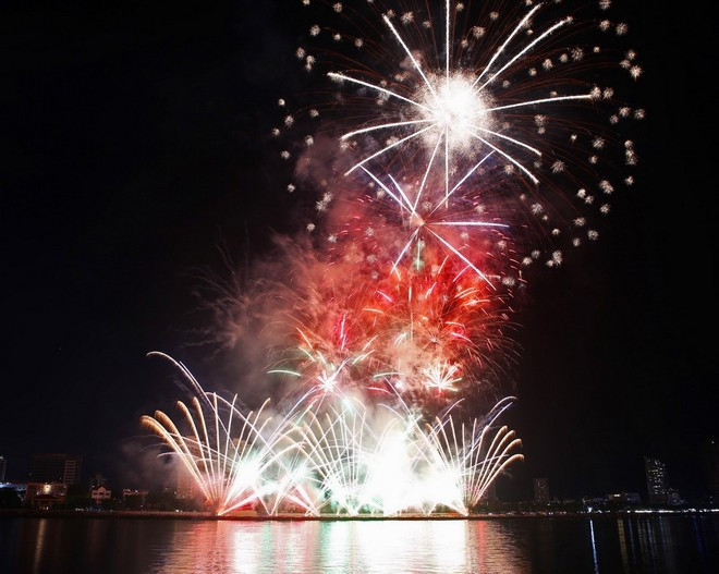 The Da Nang team's performance at the 2024 Da Nang International Fireworks Festival (DIFF). (Photo: VNA)