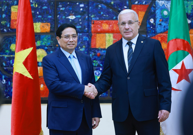 Prime Minister Pham Minh Chinh (left) meets with Ibrahim Boughali, Speaker of the National People's Assembly (APN) of Algeria, on November 20. (Photo: VNA)