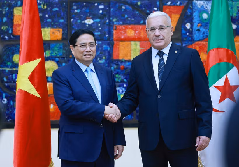 Prime Minister Pham Minh Chinh (left) meets with Ibrahim Boughali, Speaker of the National People's Assembly (APN) of Algeria, on November 20. (Photo: VNA)