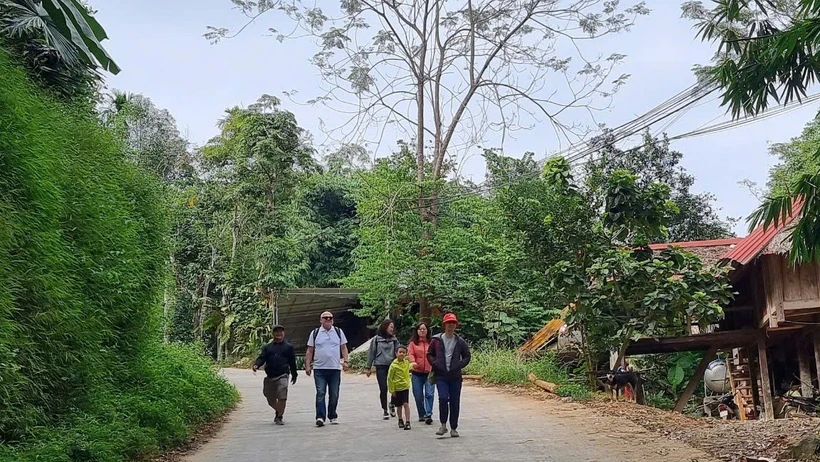 Tourists visit Pu Luong in Ba Thuoc distrit, Thanh Hoa province. (Photo: VNA)